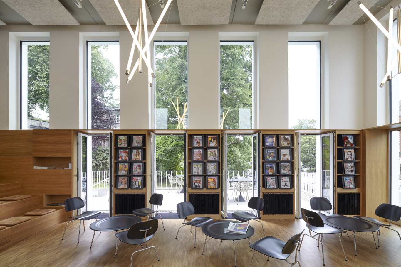 Lioba Schneider Interieurfotografie: Umbau der Bibliothek Witten durch leistungsphase architekten. Blick in den hellen Lesesaal.
