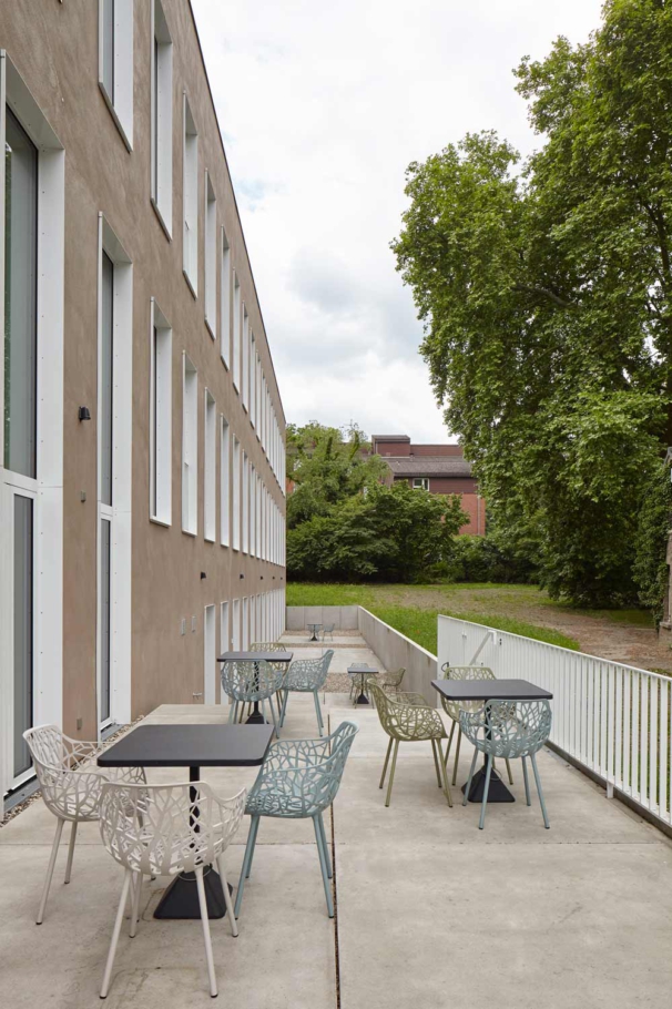 Lioba Schneider Interieurfotografie: Neubau der Bibliothek Witten durch leistungsphase architekten. Blick auf die helle Aussenfassade.