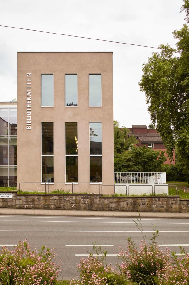 Lioba Schneider Interieurfotografie: Neubau der Bibliothek Witten durch leistungsphase architekten. Blick auf die helle Aussenfassade.