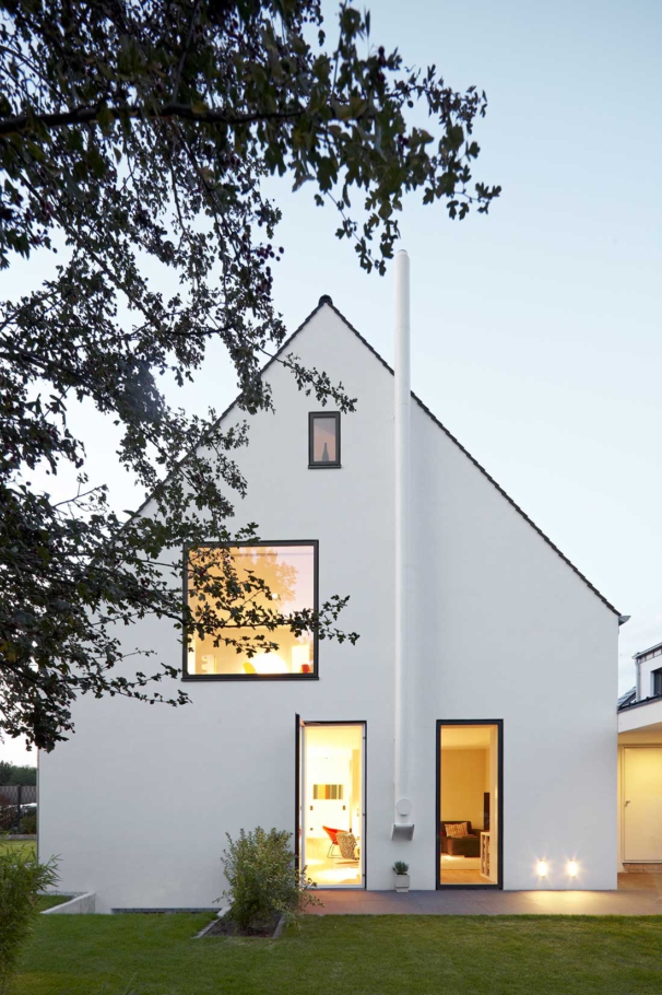 Architekturfotografie Lioba Schneider: Weisses Einfamilienhaus in Troisdorf mit eindeutiger Kubatur- spitzgiebelig, wie ein Kind ein Haus zeichnen würde.
