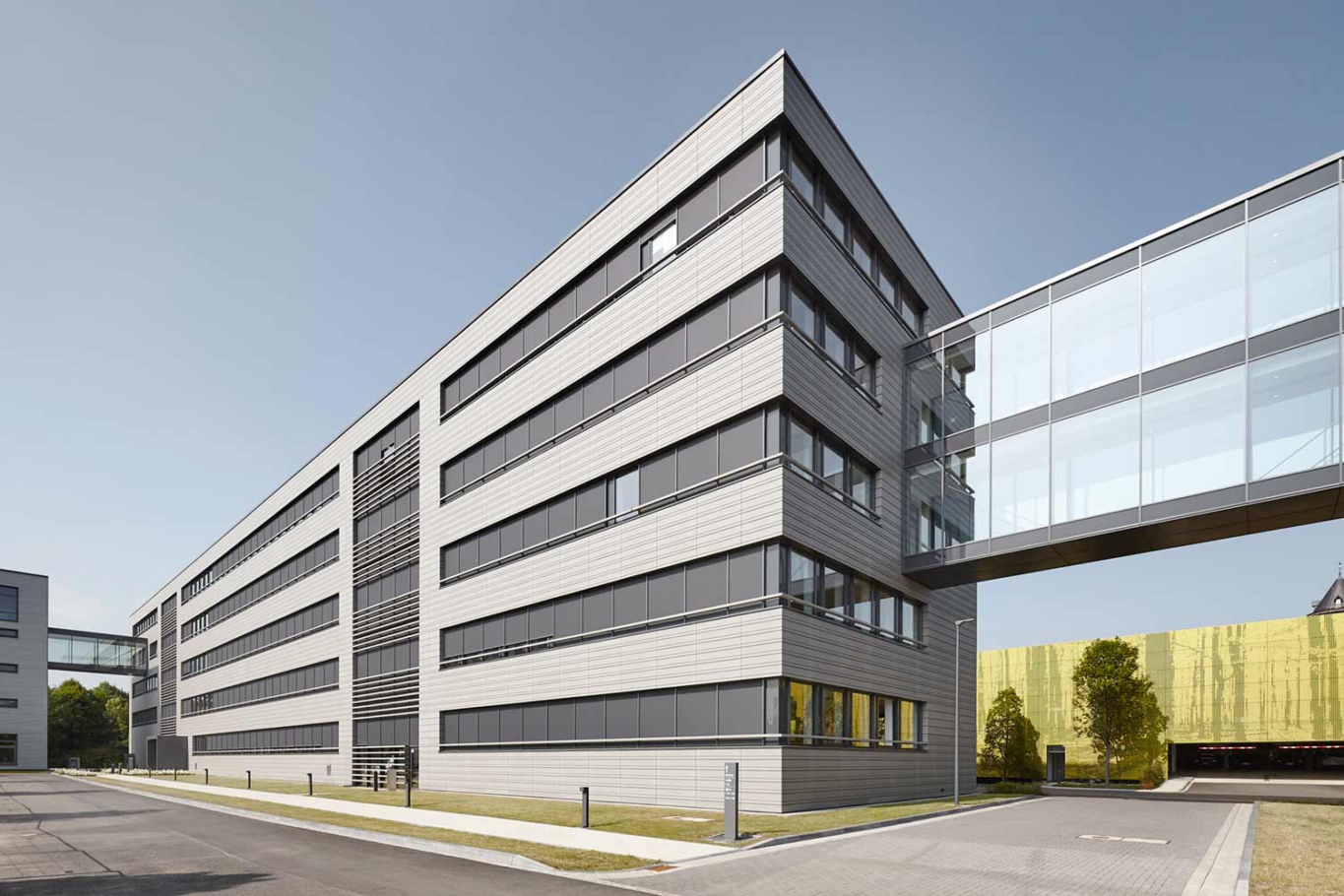 Architekturfotografie NRW Lioba Schneider: Neubau der Firmenzentrale in Essen für ALDI Süd. Mehrstöckige kubische Baukörper werden durch durchgehende Fensterbänder gerastert.