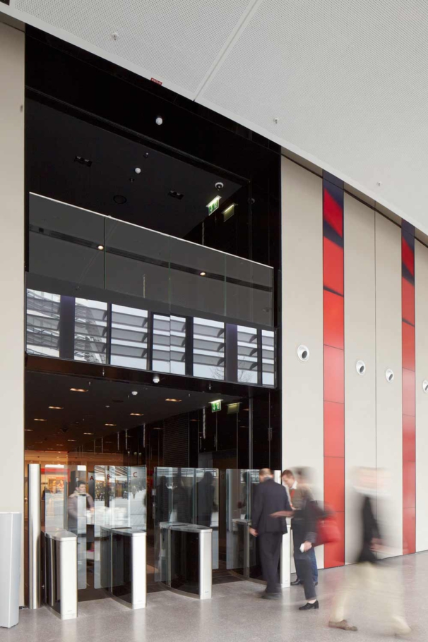 Architekturfotografie Lioba Schneider: Neubau des Vodafone-Campus in Düsseldorf. Eingangsbereich mit Aufzugbereich und Vodafone-Logo.