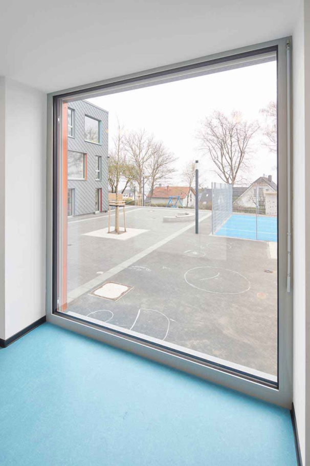 Architekturfotografie: Modern gelöste Sanierung und Erweiterung einer Förderschule in Alfter bei Bonn. Grosse Fenster bieten einen weiten Blick nach draussen.