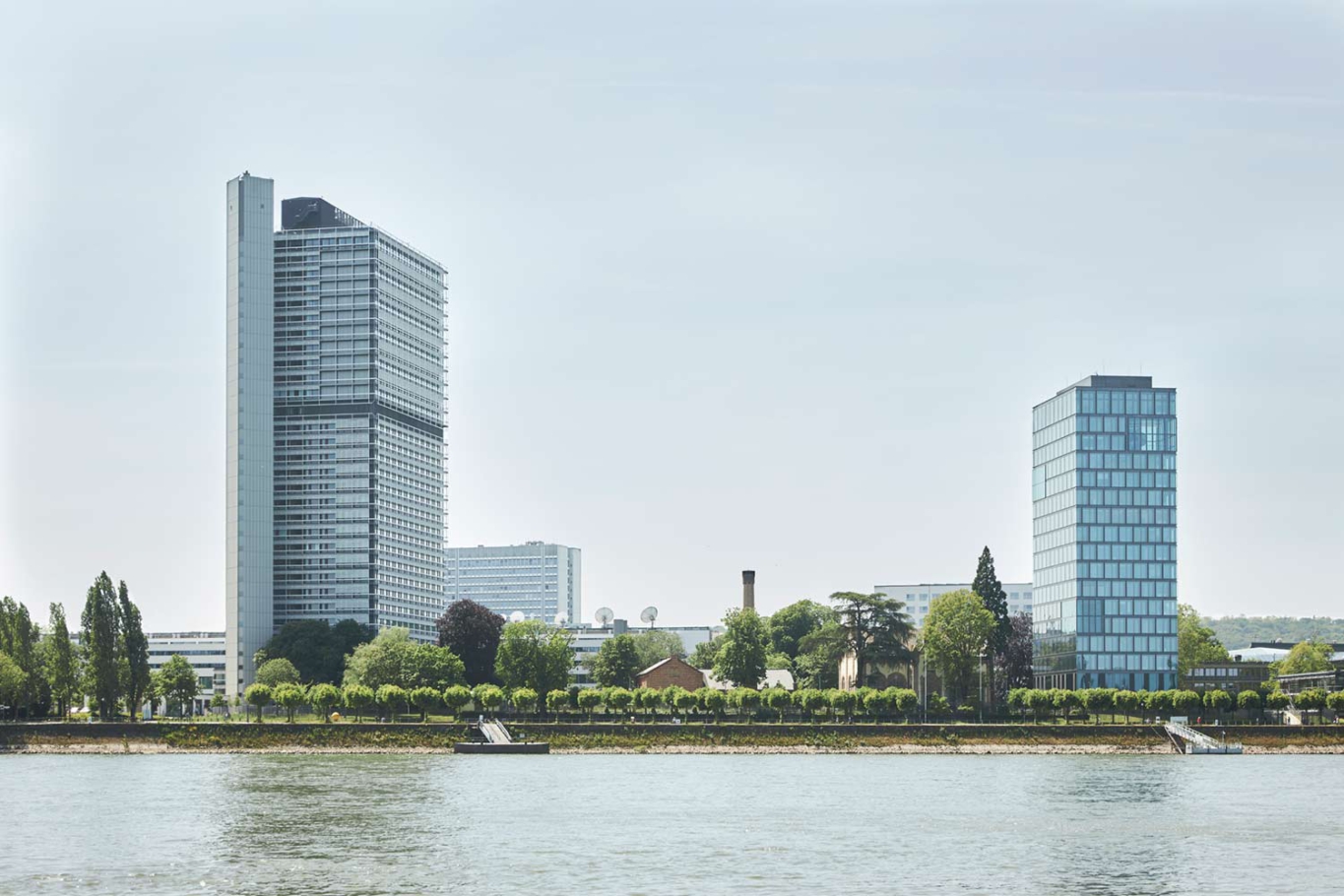 Lioba Schneider Architekturfotografie: Neubau des Climate Towers in Bonn: Das Hochhaus aus Glas direkt am Rhein schimmert grün-blau.