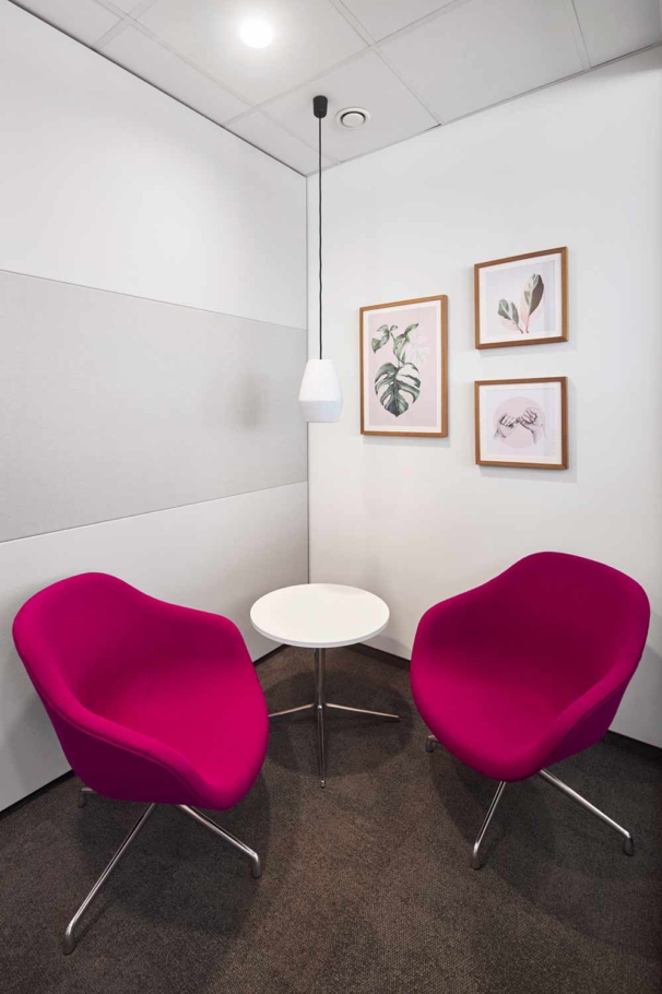 Interiorfotografie Lioba Schneider: Blick in einen kleinen Besprechungsraum mit roten Sesseln , entstanden beim Umbau L´Oréal in Karlsruhe.