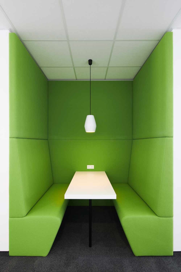Interiorfotografie Lioba Schneider: Blick in einen grüne Besprechungsnische, entstanden beim Umbau L´Oréal in Karlsruhe.