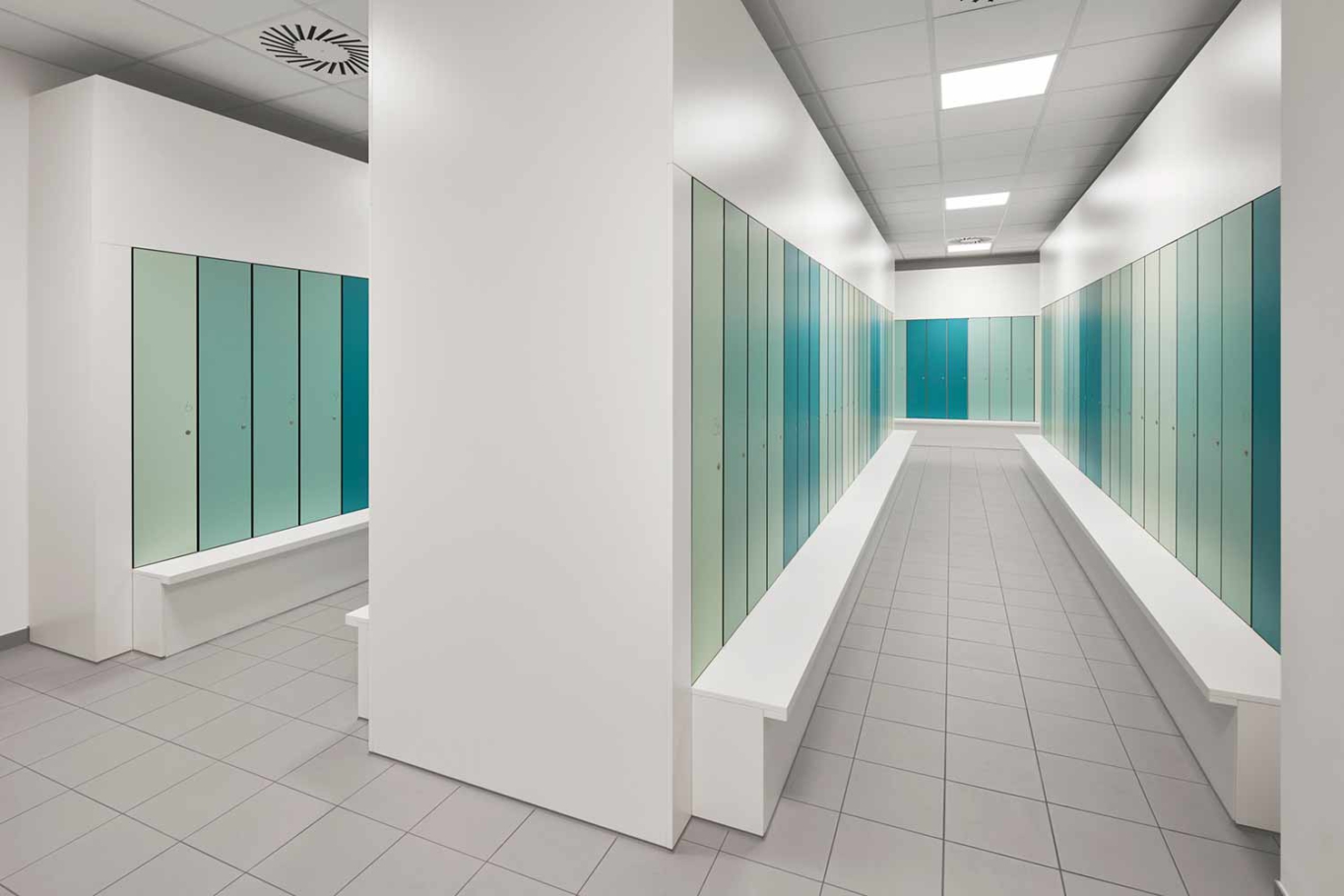 Interiorfotografie Lioba Schneider: Blick in die Garderoben mit zahlreichen Spinden in verschiedenen Grün-Blau-Tönen, entstanden beim Umbau L´Oréal in Karlsruhe.