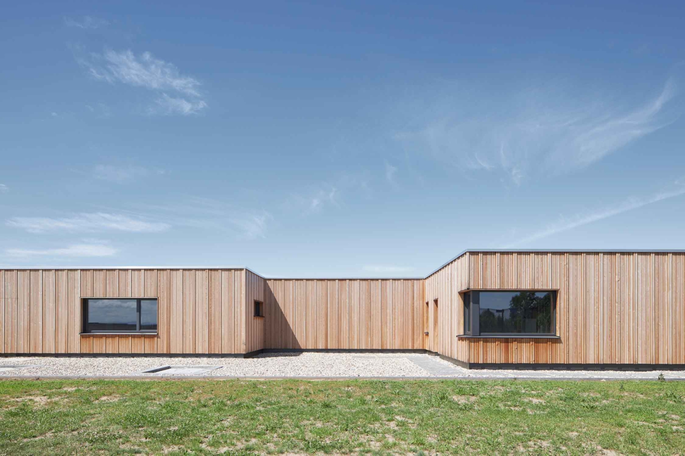 Architekturfotografie Lioba Schneider: engels Architekten haben in den Weinbergen der Pfalz einen weitläufigen Bungalow aus Holz gebaut, mit überkragendem Dach und großen Fensterfronten.