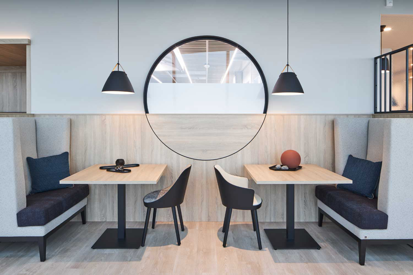 Interiorfotografie Lioba Schneider: Der neugestaltete Frühstücksraum des Panoramahauses in Dornbirn. Helles Holz wechselt mit schwarzen Gestaltungselementen.