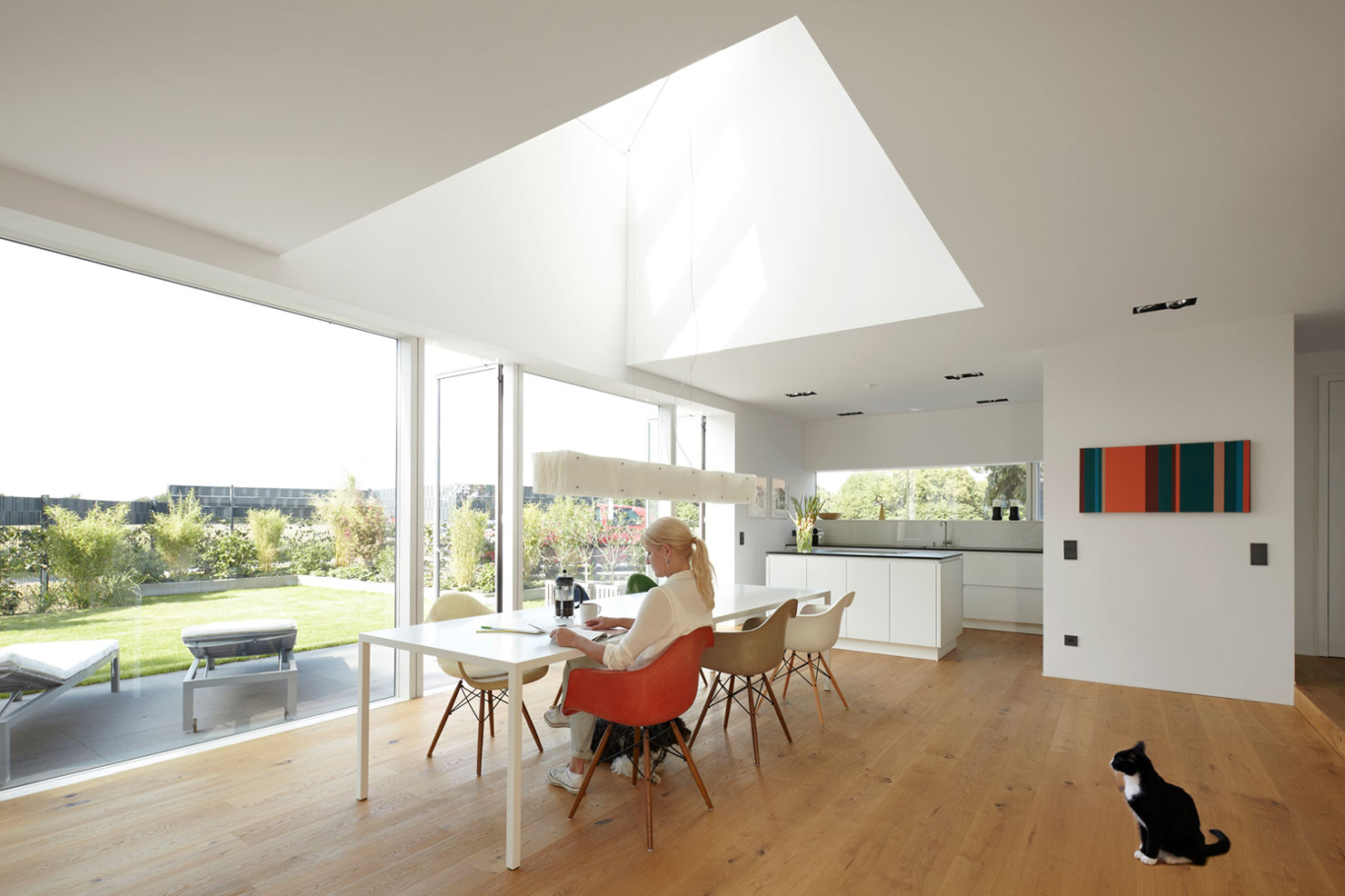 Architekturfotografie Lioba Schneider: Weisses Einfamilienhaus in Troisdorf. Dieses Bild zeigt das Wohnzimmer mit Kamin