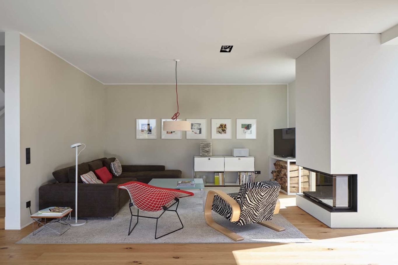 Architekturfotografie Lioba Schneider: Weisses Einfamilienhaus in Troisdorf. Das Foto zeigt das Wohnzimmer mit Kamin.