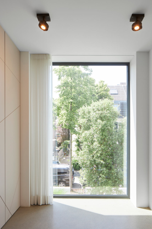 Architekturfotografie: Neubau Einfamilienhaus mit Klinkerfassade und grossen Fenstern