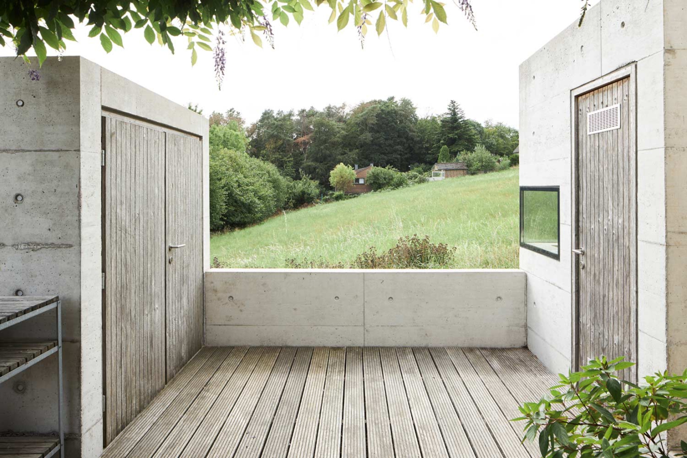 Lioba Schneider Architekturfotografie: grosszügige Gartengestaltung eines Einfamilienhauses mit Pool und Platanen.