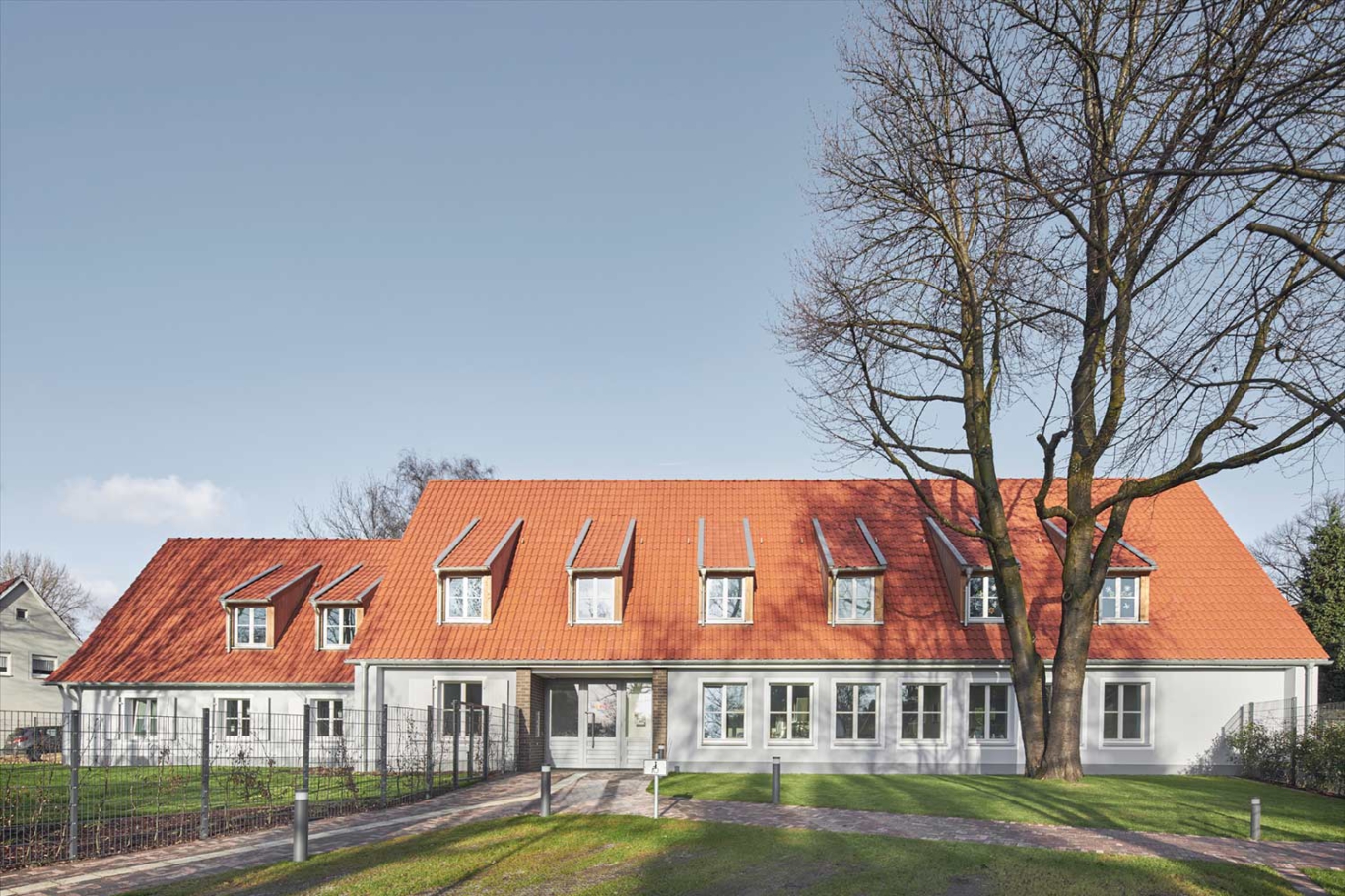 Architekturfotografie: Renovierung Kindergarten rotes Dach mit Gauben
