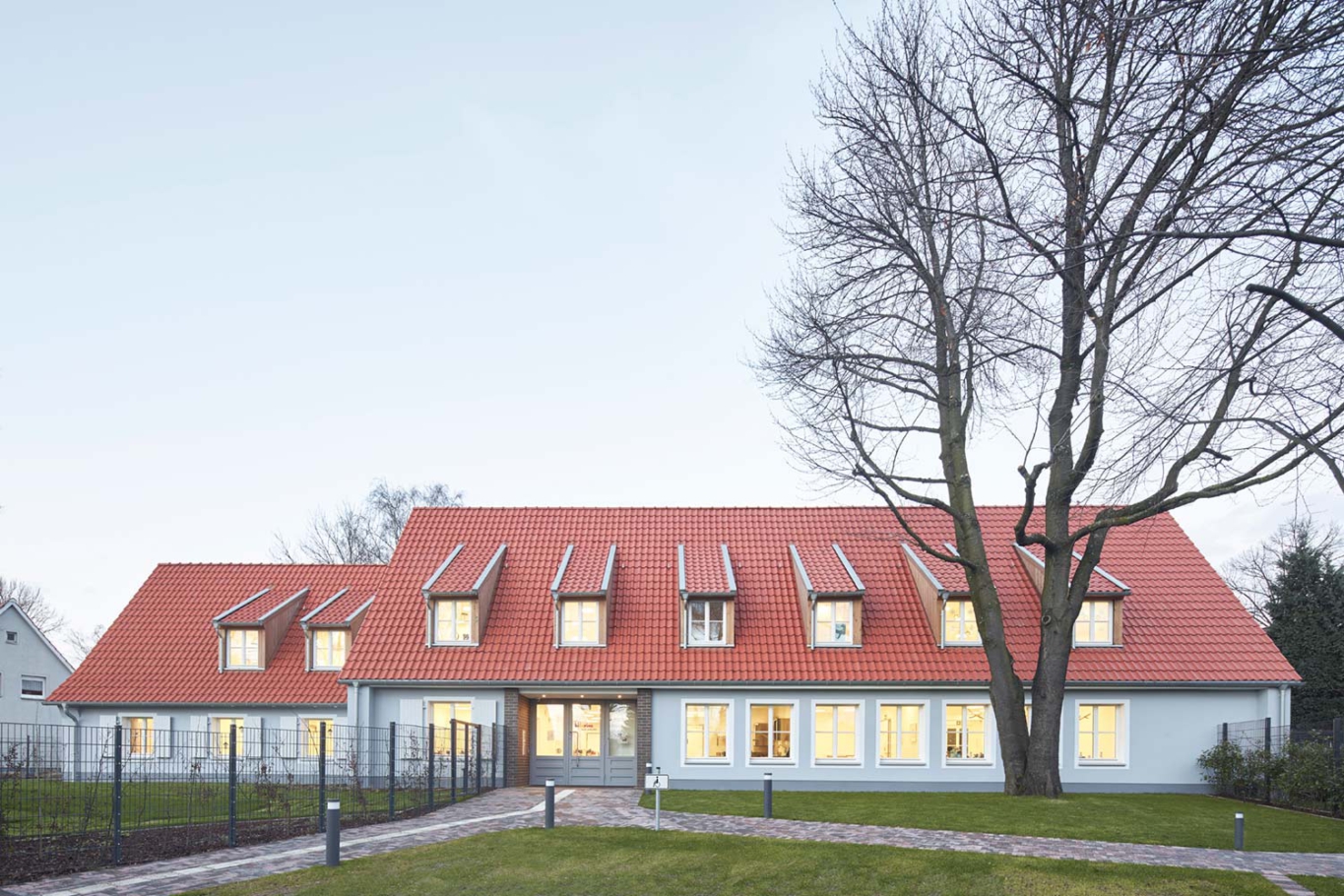 Architekturfotografie: Renovierung Kindergarten rotes Dach mit Gauben