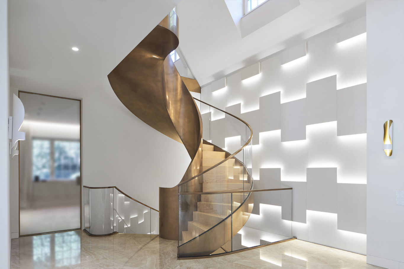Interiorfotografie: In einer Villa in Köln wurde von der Fa. Metallart eine repräsentative Wendeltreppe über drei Etagen aus Metall (Kupfer) und Glasgeländern gebaut.