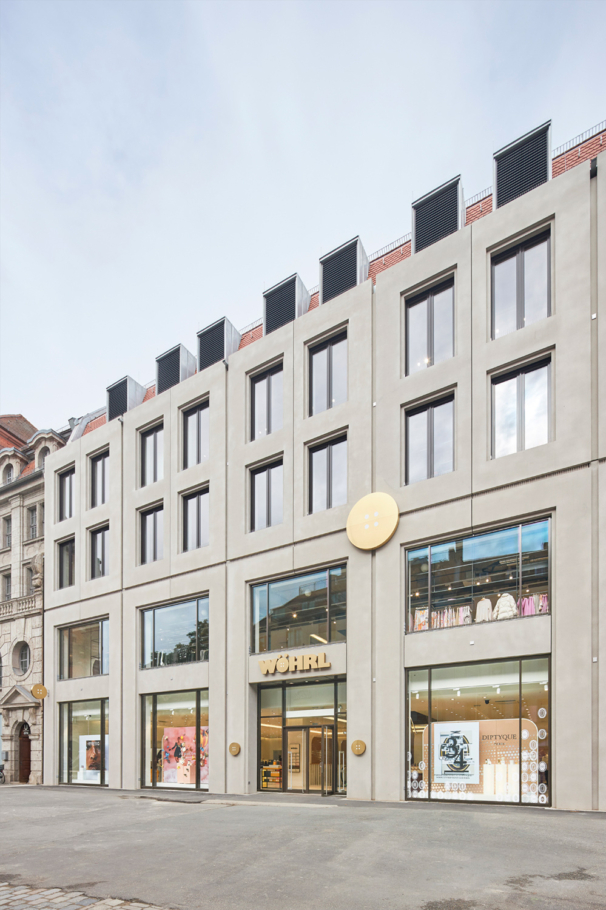 Retailfotografie Lioba Schneider: Im Kaufhaus Wöhrl in Nürnberg wurden 6 Etagen neu strukturiert und hochwertig umgestaltet. Hier ein Blick auf die neue Aussenfassade mit aufgefrischtem Logo.