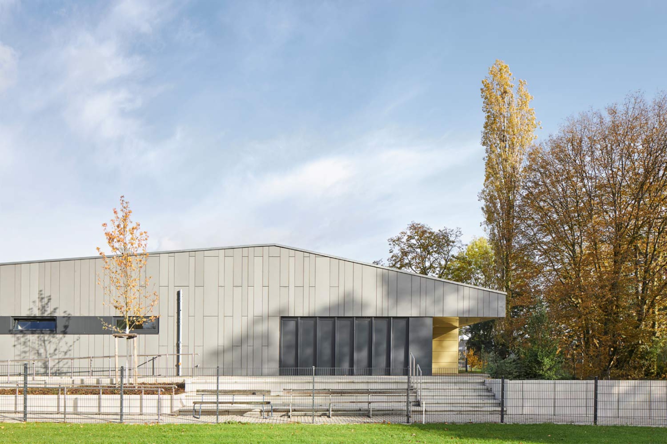Lioba Schneider Architekturfotografie: Neubau eines Vereinsheims für einen Fussballclub in Monheim. Die Hülle ist aus anthrazitfarbenen Metallpanelen gestaltet.