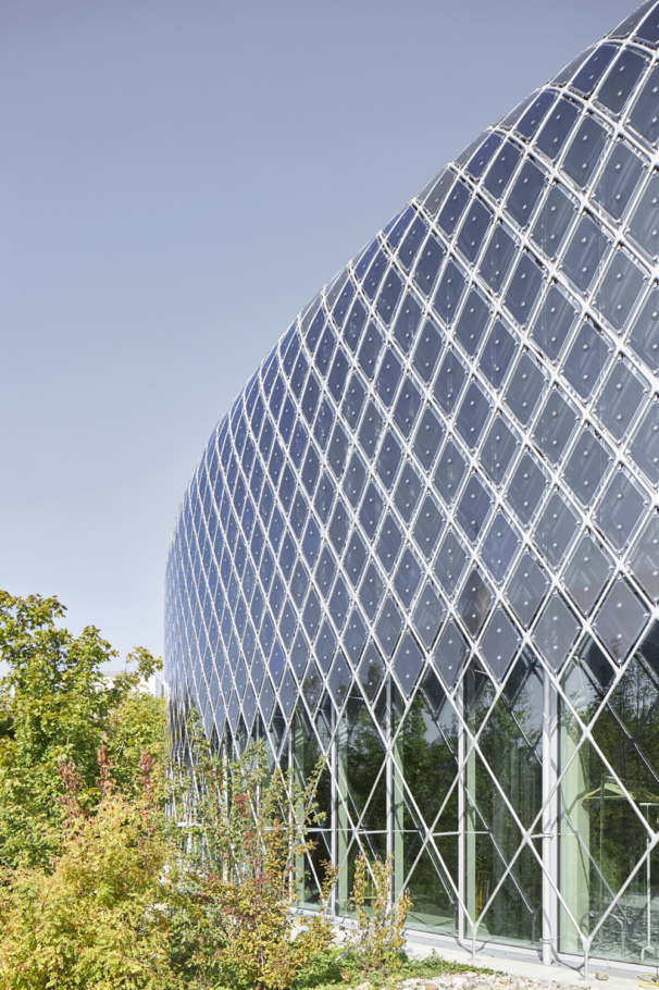 Lioba Schneider Architekturfotografie: Der Novartis-Pavillon in Basel. Die Aussenhaut des kreisrunden Gebäudes besteht aus zahlreichen Photovoltaikzellen und LED- Elementen und, die abends in bunten Farben leuchten.