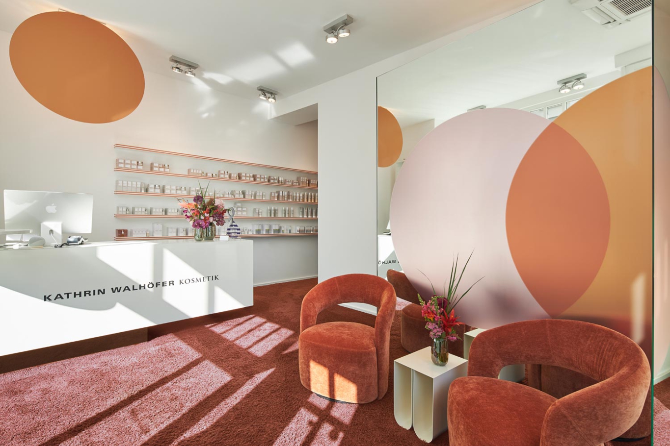 Interiorfotografie Lioba Schneider: Ästhetischer Umbau eines kleinen Kosmetikstudios in Düsseldorf. Die vorherrschenden Farben sind creme, zimtrot und orange.