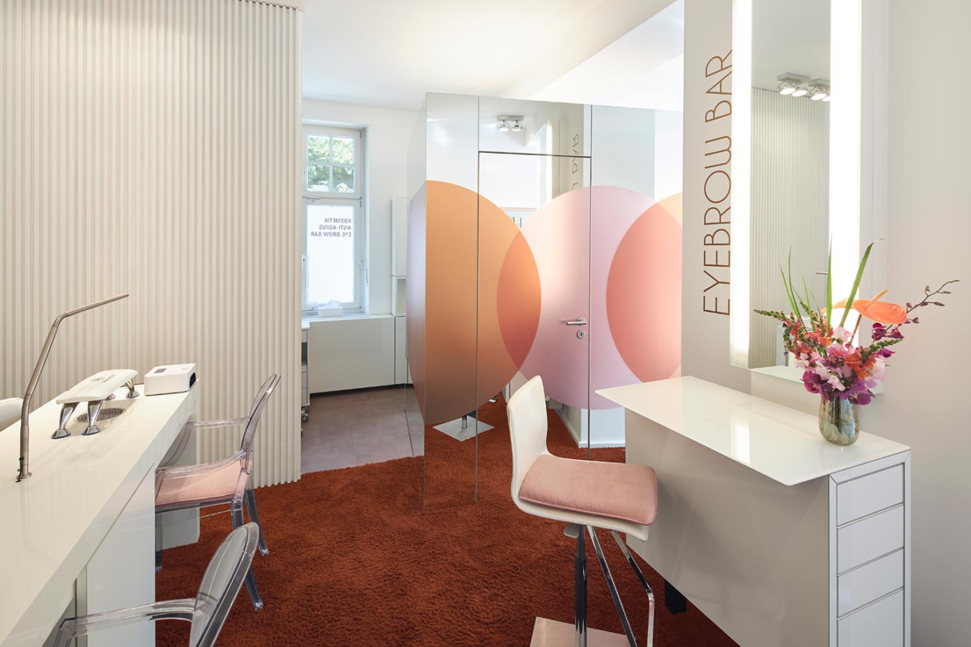 Interiorfotografie Lioba Schneider: Ästhetischer Umbau eines kleinen Kosmetikstudios in Düsseldorf. Die vorherrschenden Farben sind creme, zimtrot und orange.