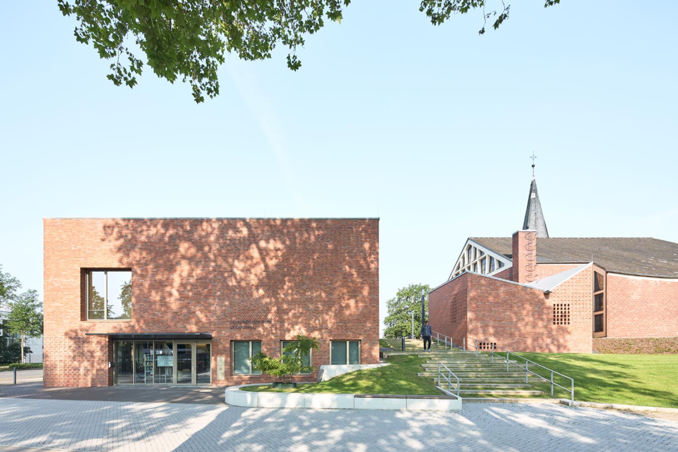 Lioba Schneider Landschaftsfotografie: Erweiterungsbau in Klinkerbauweise mit hochwertiger Landschaftsgestaltung in Form von Wiesen, Treppen, Wegen und Plätzen.