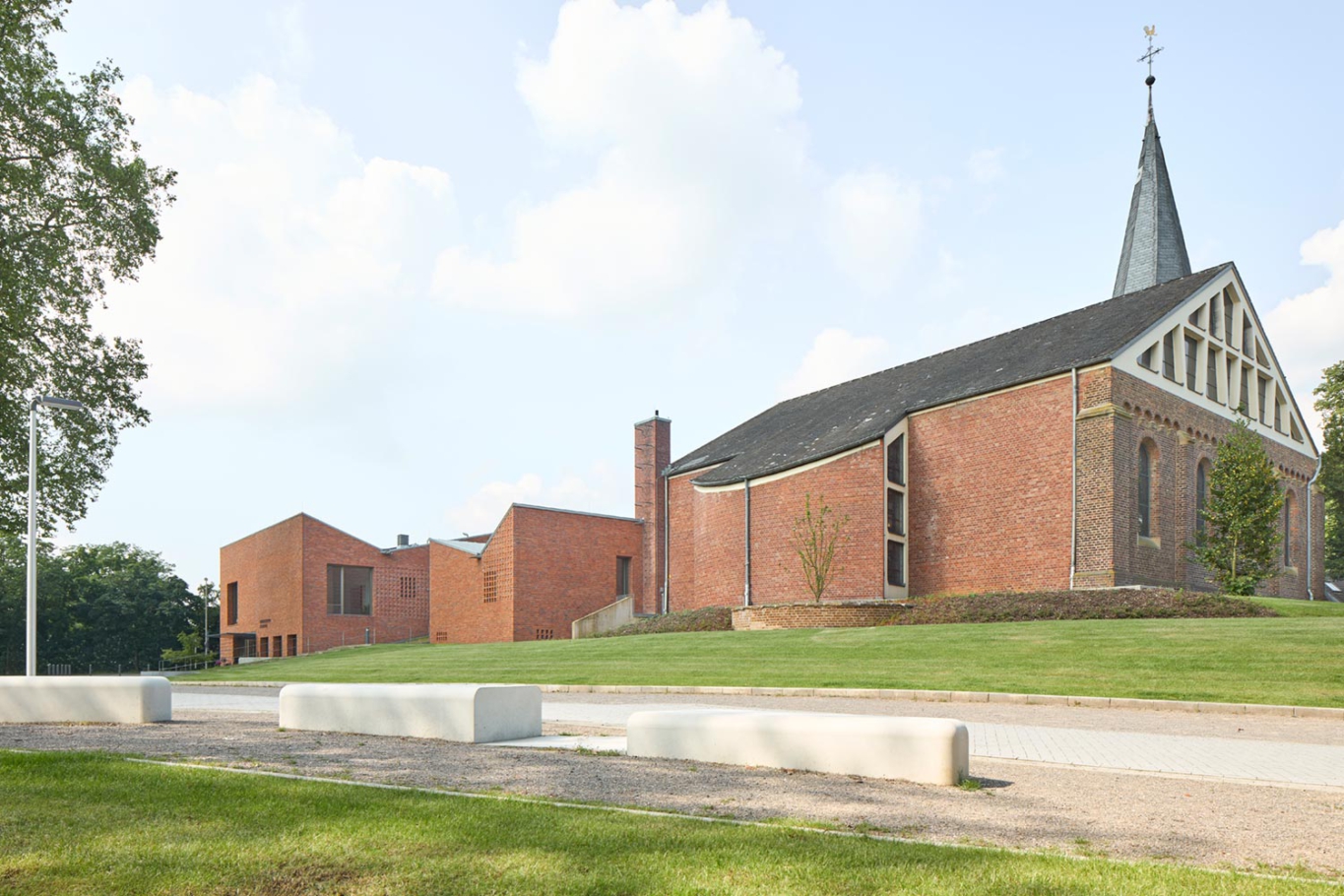 Lioba Schneider Landschaftsfotografie: Erweiterungsbau in Klinkerbauweise mit hochwertiger Landschaftsgestaltung in Form von Wiesen, Treppen, Wegen und Plätzen.