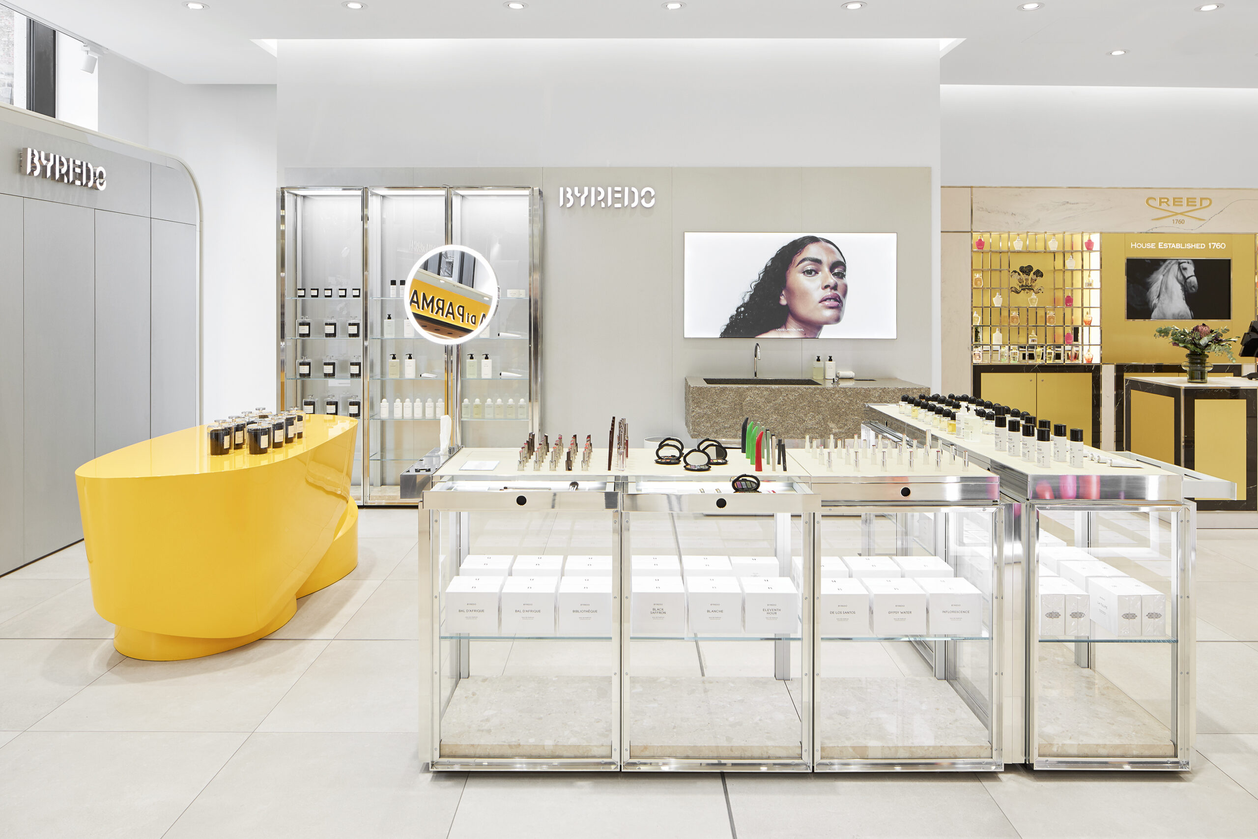 Retailfotografie des Beautybereichs des Kaufhauses Woehrl in Nürnberg mit eleganten Ständen der verschiedenen Beautymarken.
