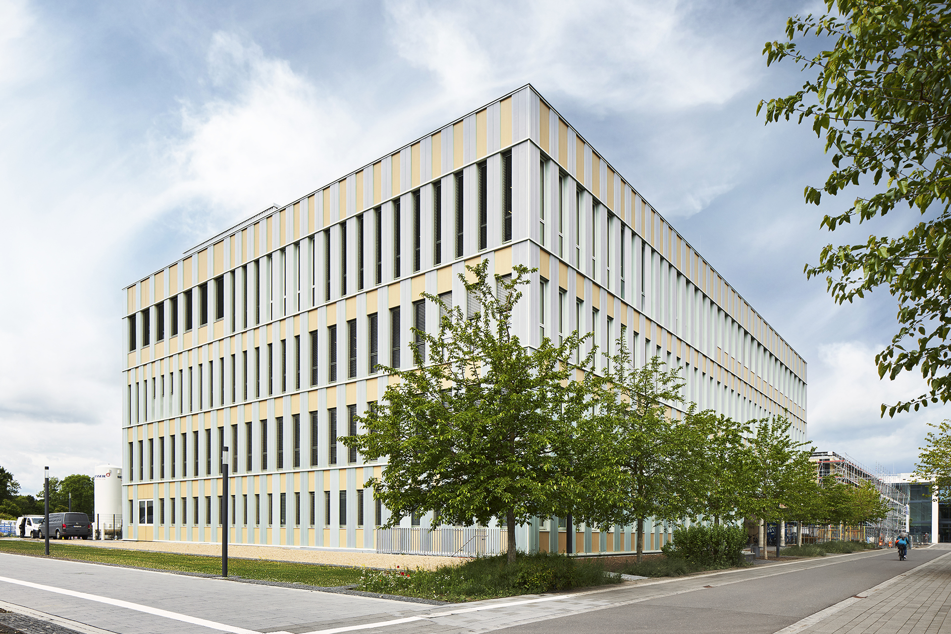 Architekturfotografie vom Erweiterungsbau Museum König in Bonn. Eine Rasterfassade mit vertikalen Elementen in hellgrau und hellem Holz strukturieren den vierstöckigen Bau.